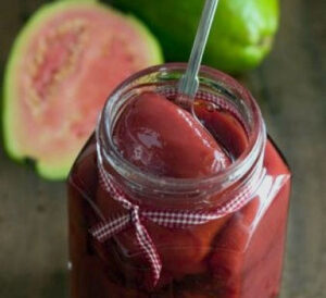 dulce de guayaba tomado con una cucharilla