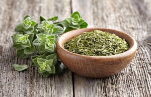 oregano y planta en mesa de madera